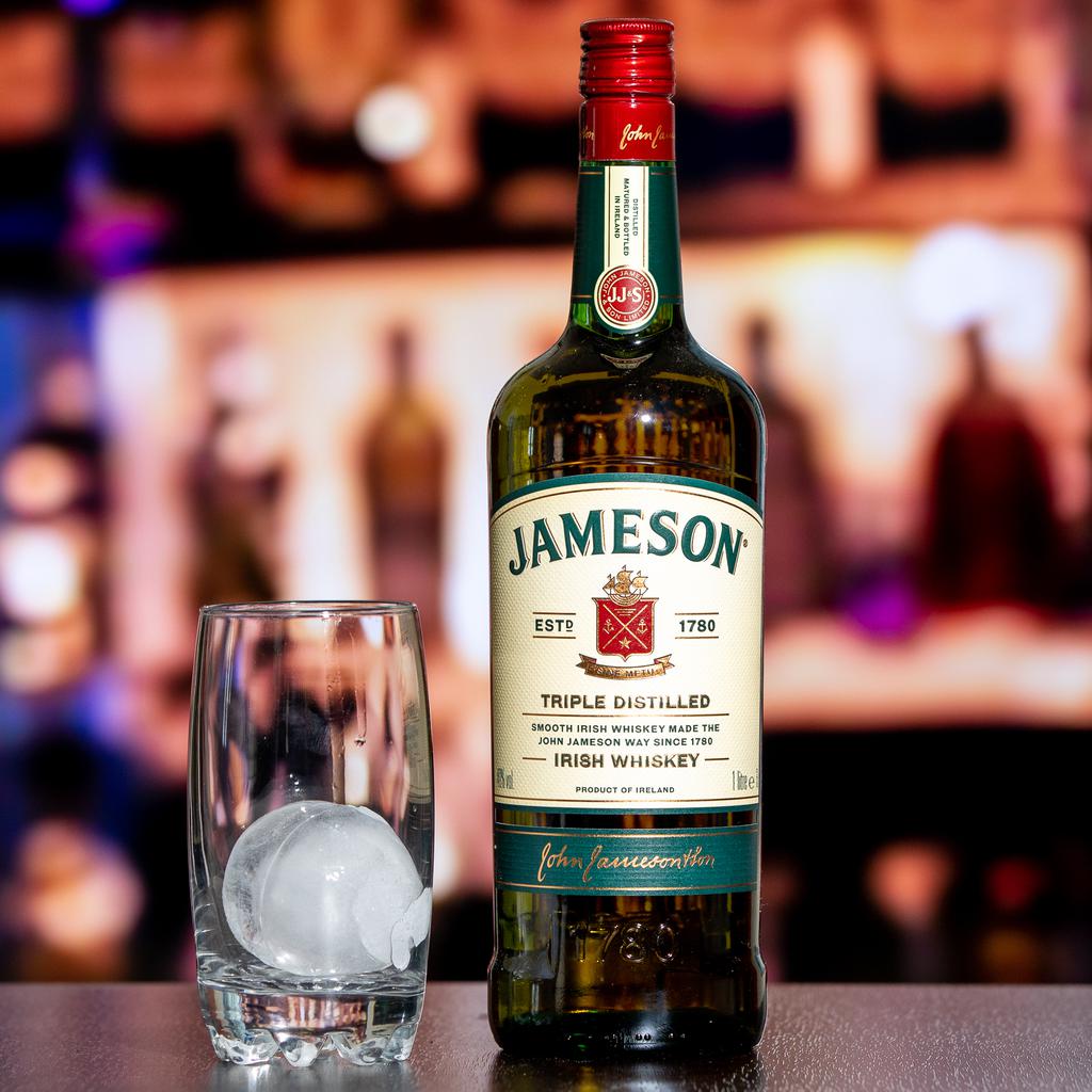 Whiskey bar with over 900 different whiskeys, image size:1024x1024