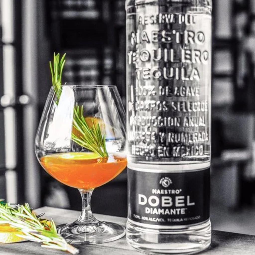 Maestro Dobel Diamante Botella de Tequila Añejo con Notas Suaves
